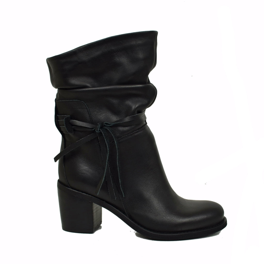 Klassische Plissee-Stiefelette mit 7 cm Blockabsatz in Schwarz - 2