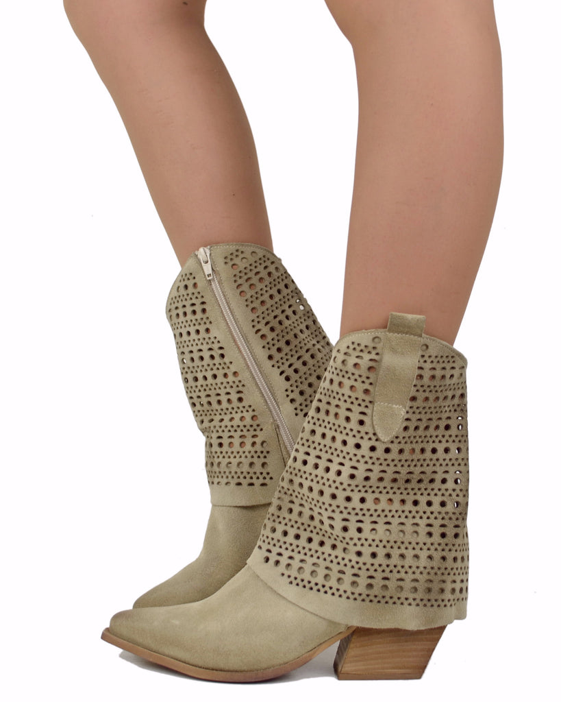 Sommer-Cowboystiefel aus Wildleder mit Lochmuster und 6 cm Absatz – Beige